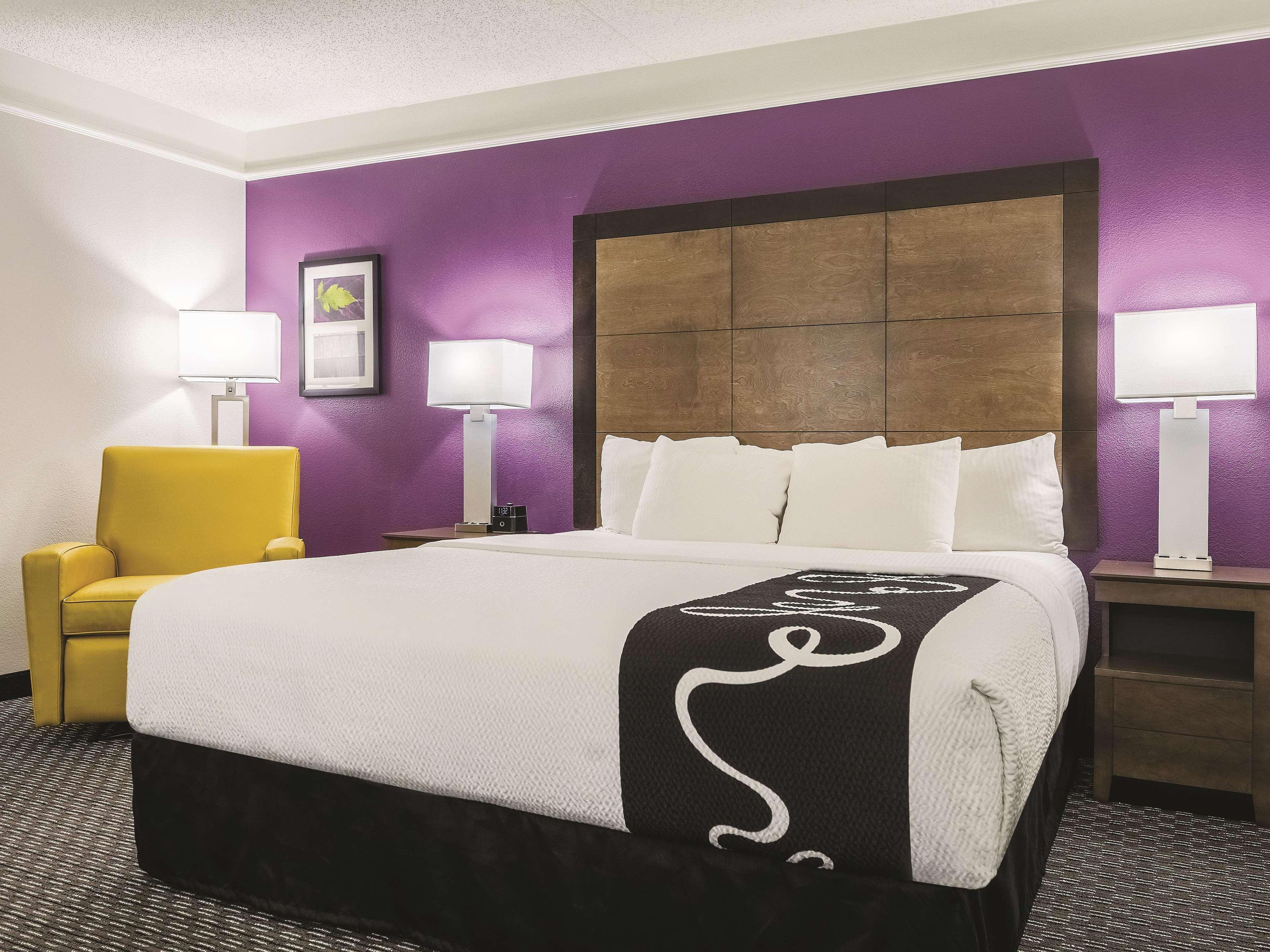 La Quinta By Wyndham Alexandria Airport Hotell Exteriör bild