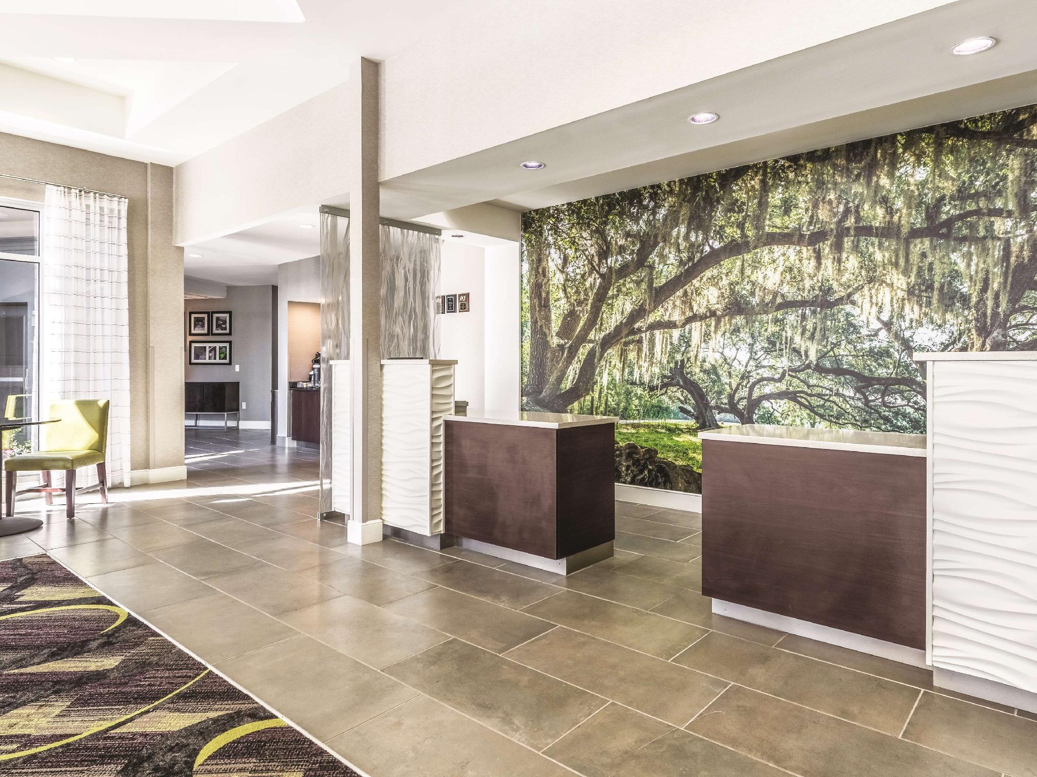 La Quinta By Wyndham Alexandria Airport Hotell Exteriör bild