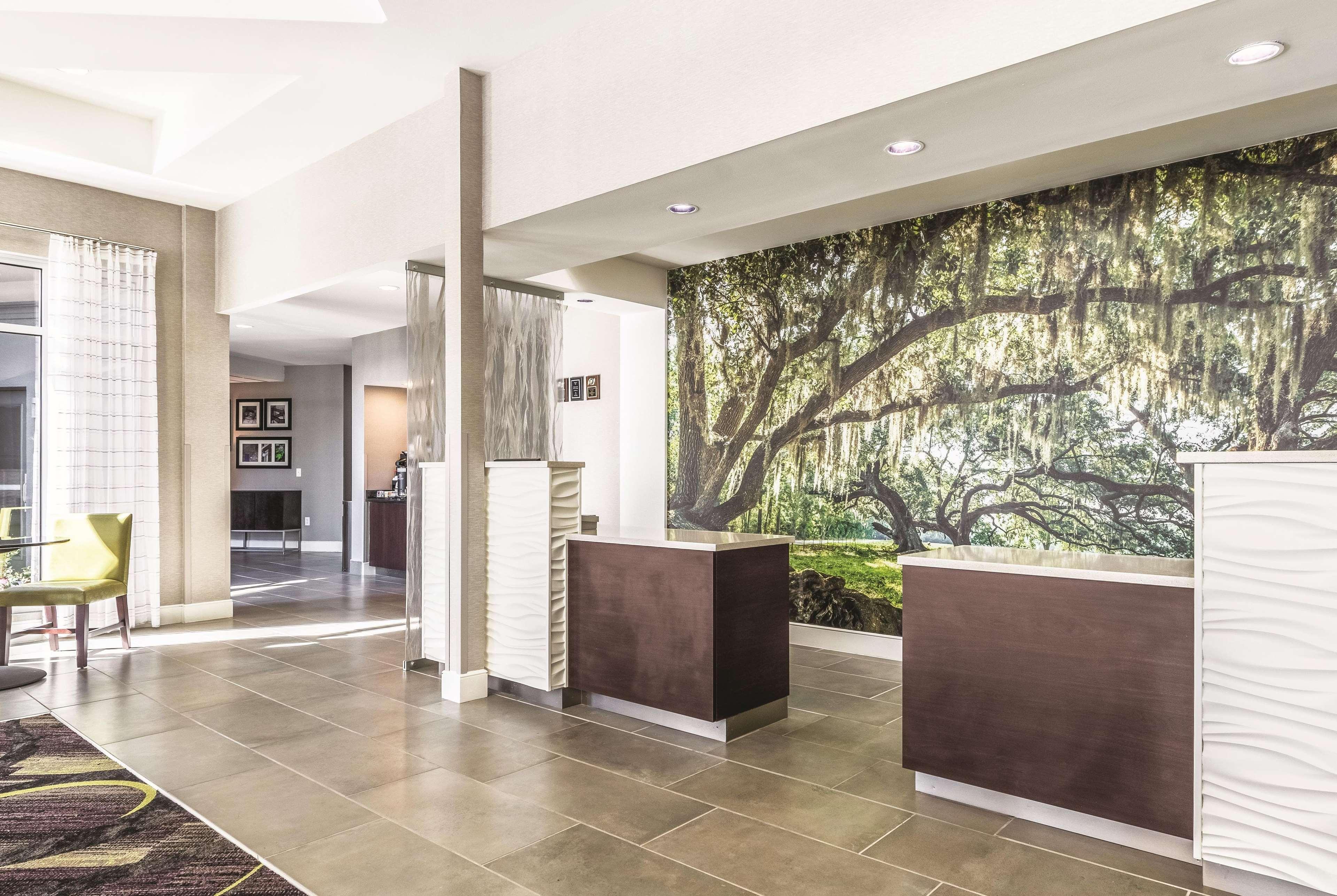 La Quinta By Wyndham Alexandria Airport Hotell Exteriör bild