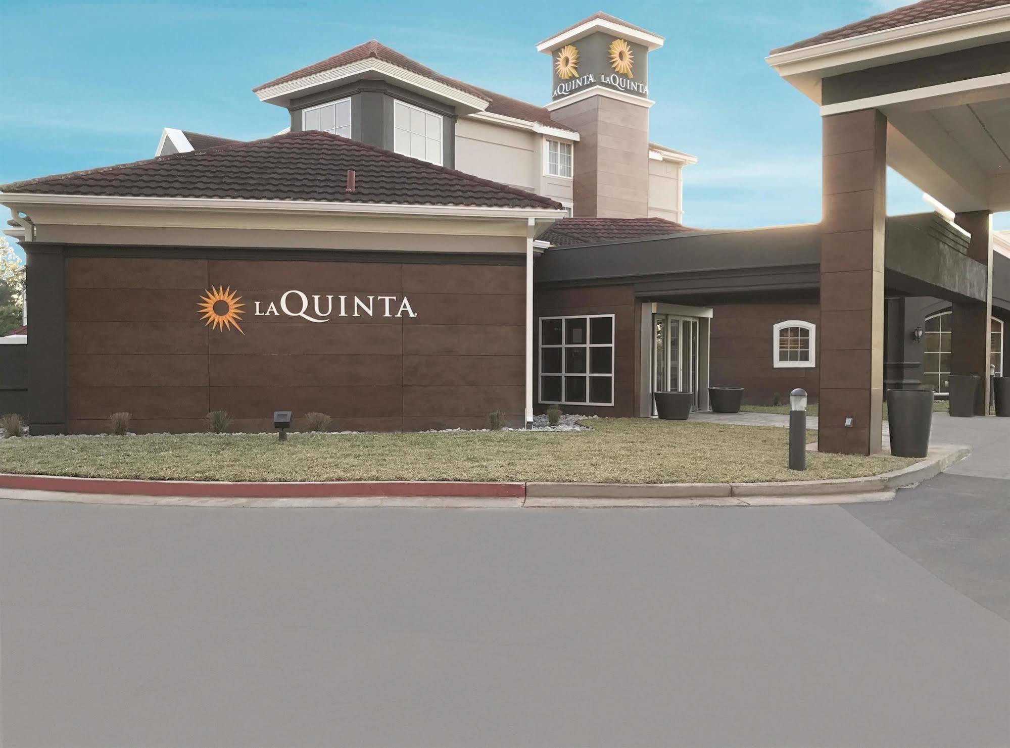 La Quinta By Wyndham Alexandria Airport Hotell Exteriör bild