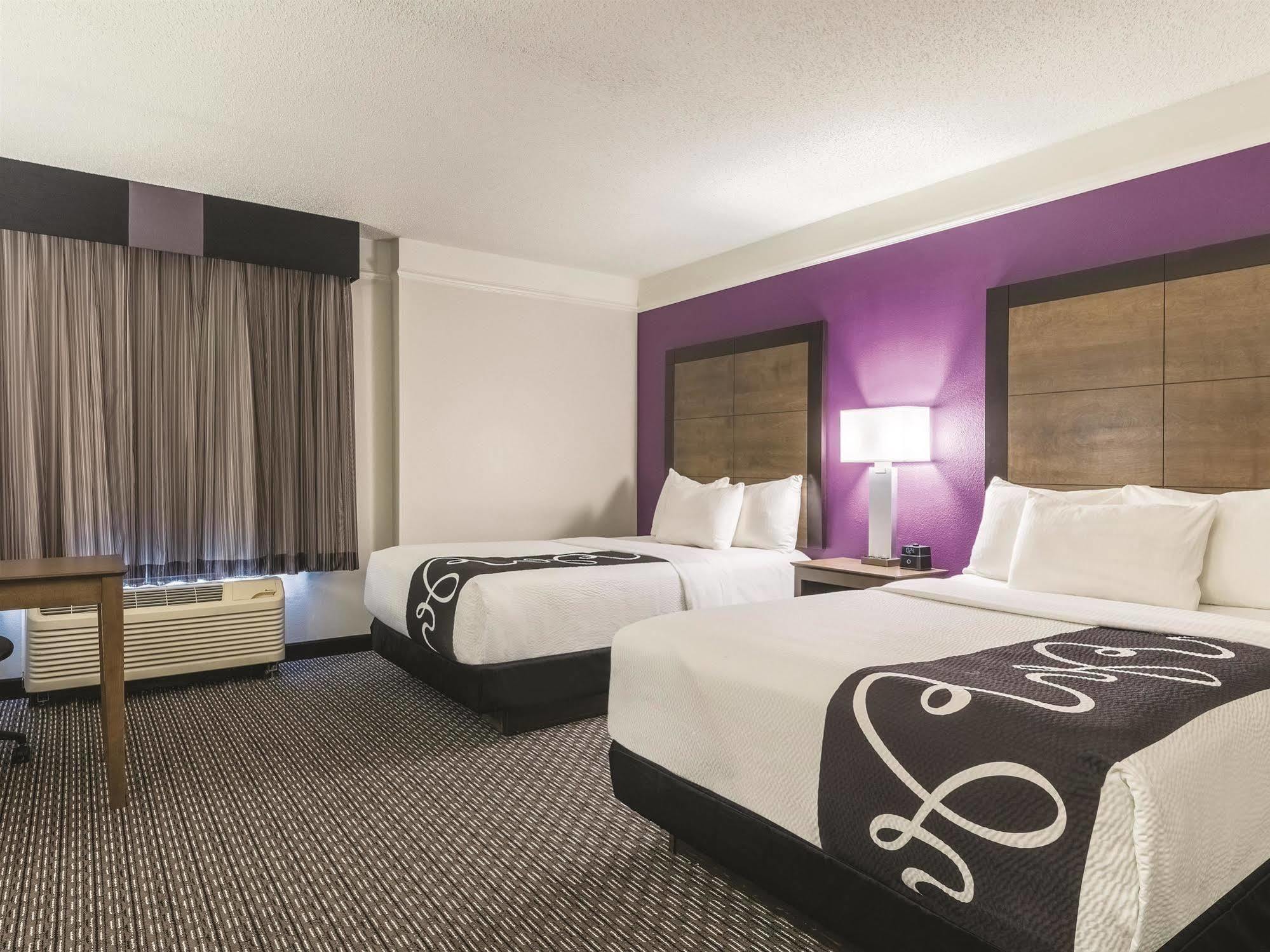 La Quinta By Wyndham Alexandria Airport Hotell Exteriör bild