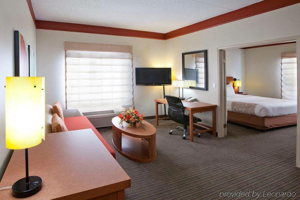 La Quinta By Wyndham Alexandria Airport Hotell Exteriör bild